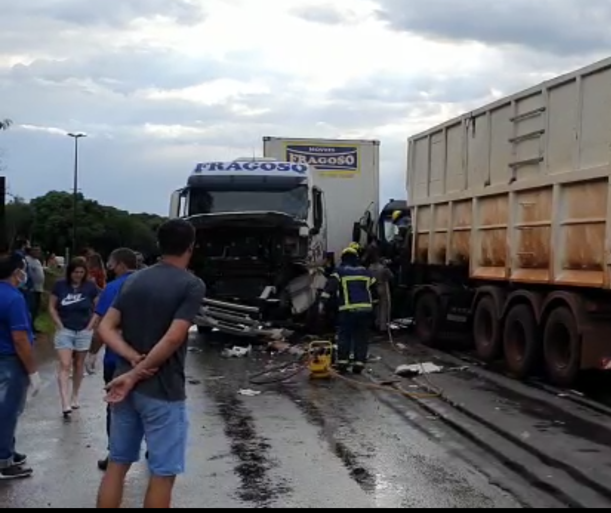 PRE, bombeiros e Samu aéreo atendem acidente entre dois caminhões