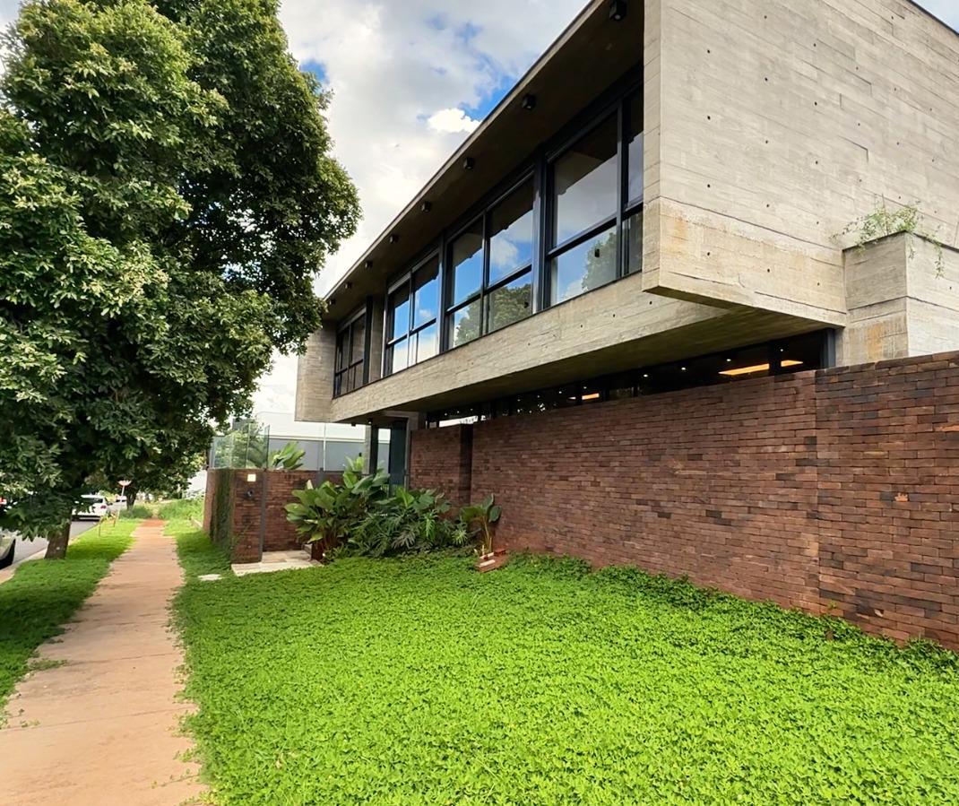 Veja como é por dentro de uma casa de R$ 4 milhões à venda em bairro de Maringá; paredes de concreto chamam atenção