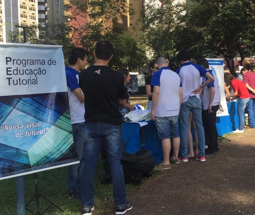 Alunos do PET da UEM levam conhecimentos aos moradores