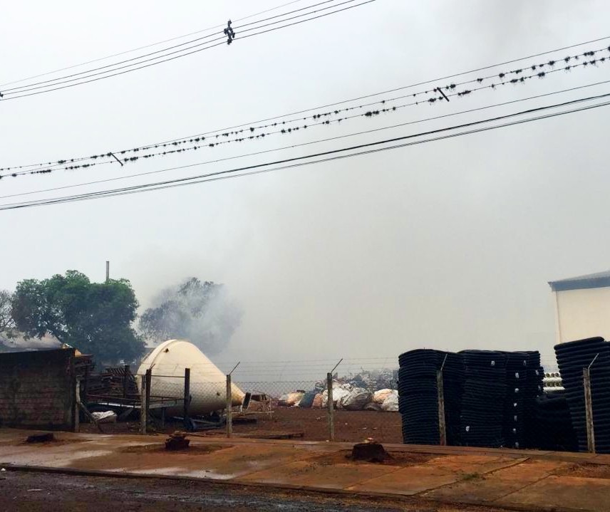 Bombeiros precisam demolir barracão para retirar material inflamável