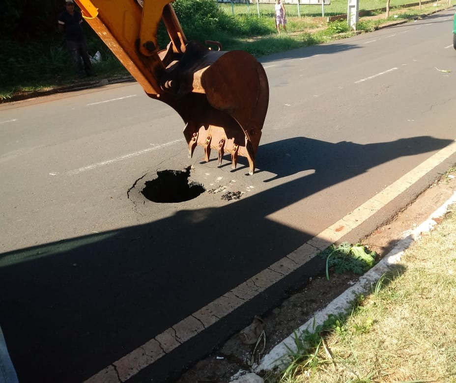 Buraco que se abriu após asfalto ceder no jardim Alvorada é fechado