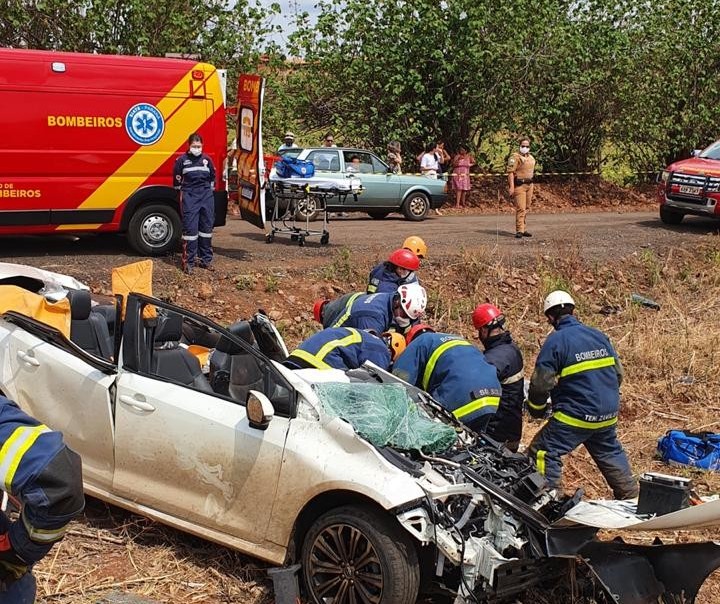 Carro capota e motorista fica gravemente ferido em Maringá