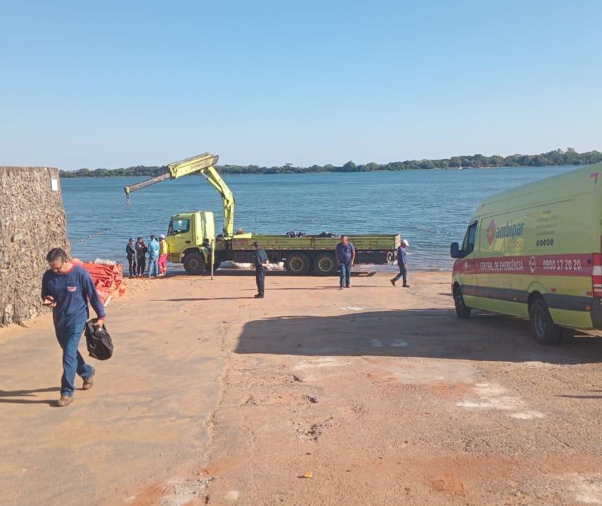 Operação para retirar caminhão do Rio Paraná entra no 2º dia
