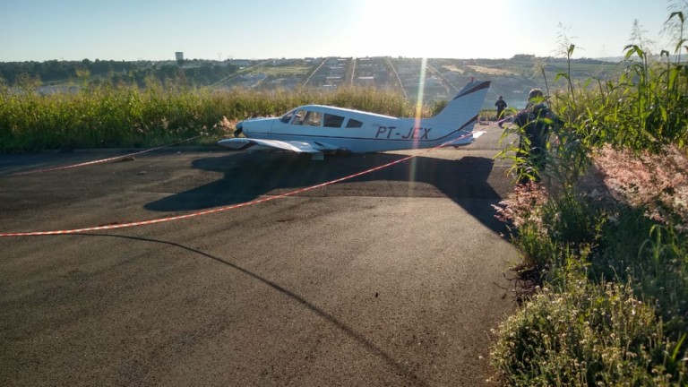 Avião de instrução faz pouso forçado em Maringá