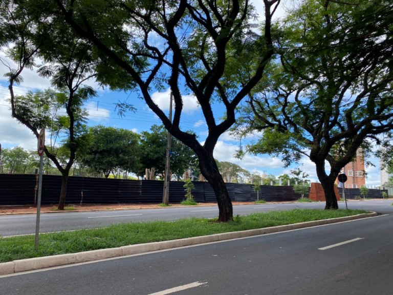 Secretaria de Obras reforma muro do cemitério de Maringá