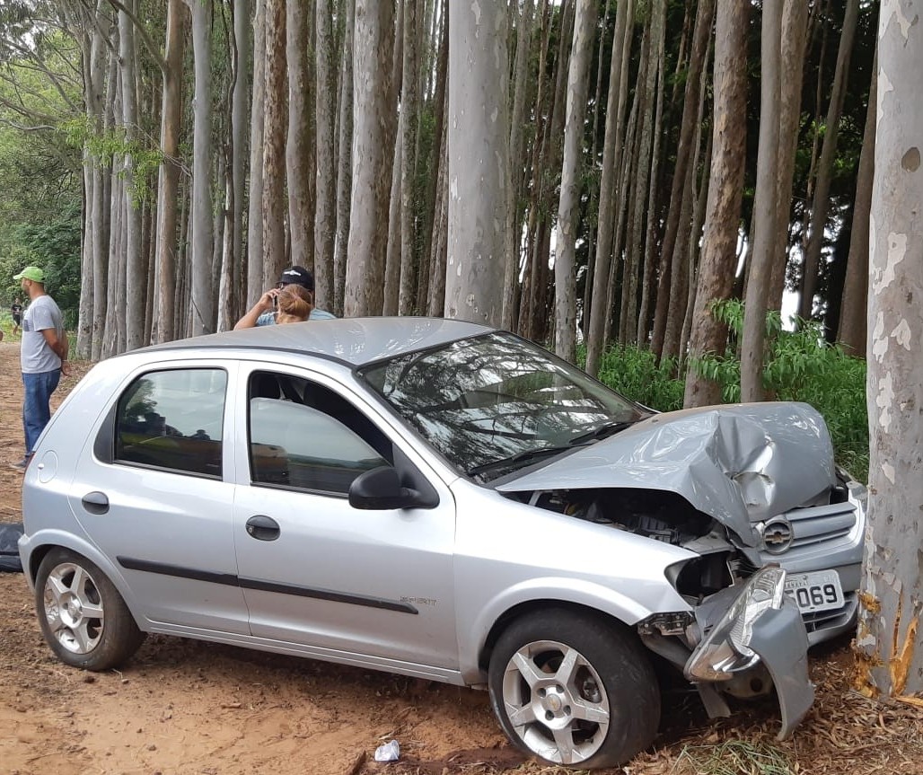 Motorista cochila ao volante e bate carro contra árvore