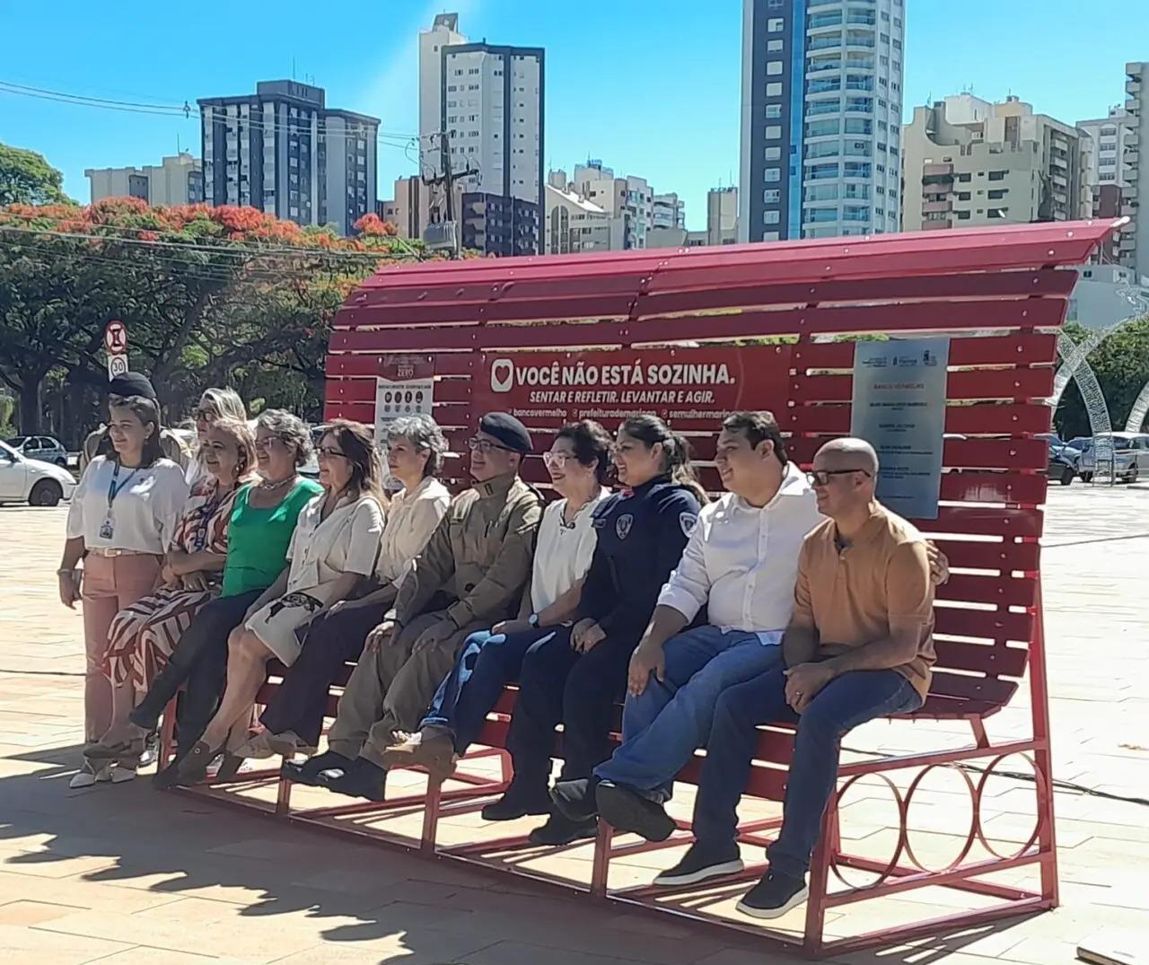 Praça da Catedral de Maringá ganha banco vermelho gigante