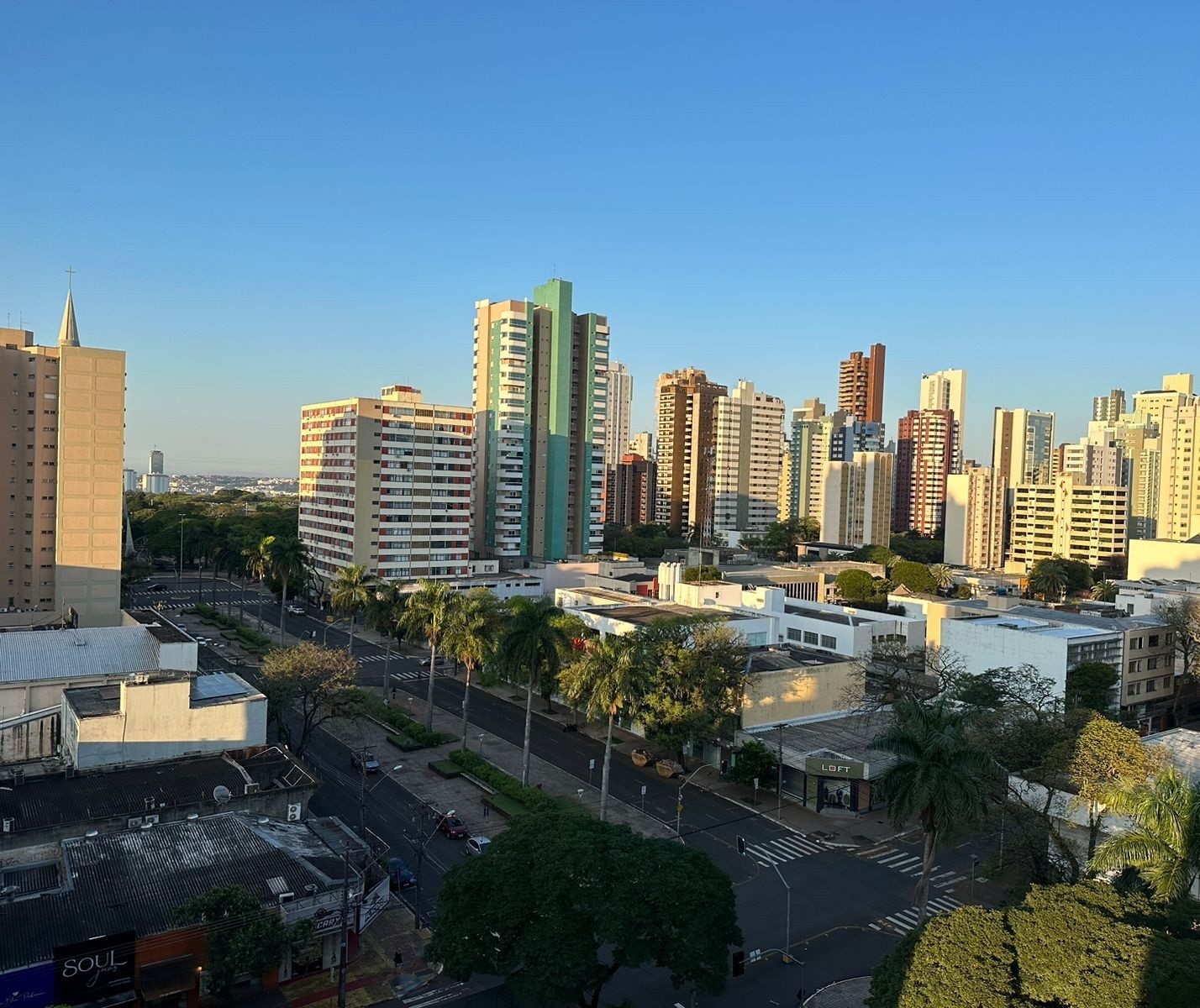 Segunda-feira (21) de céu claro em Maringá; previsão é de calor para o restante da semana