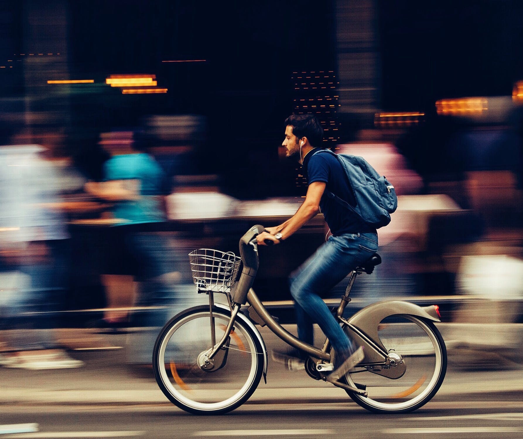 Diminuindo espaços para os carros e aumentando para as pessoas