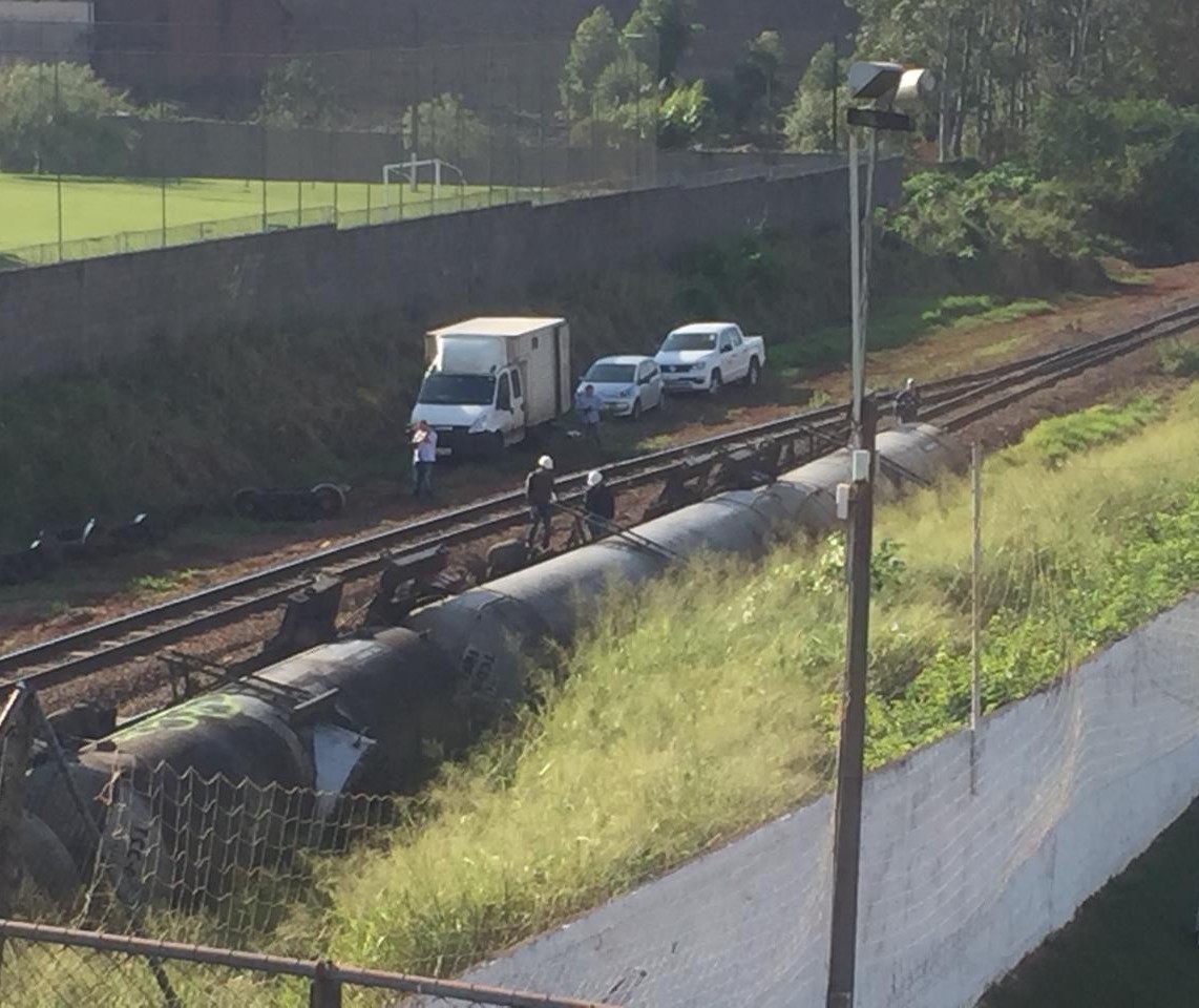 12 vagões carregados com álcool tombam em pátio ferroviário