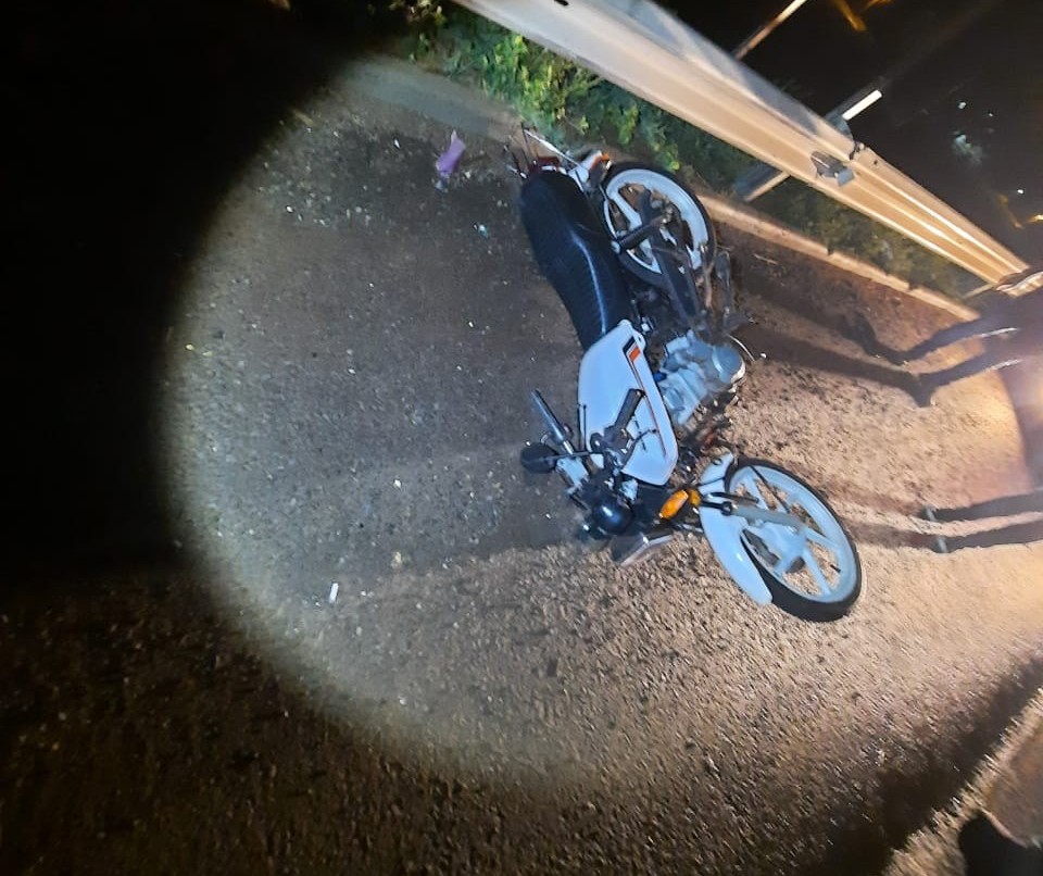 Motocicleta bate em anteparo e motociclista morre na PR-323