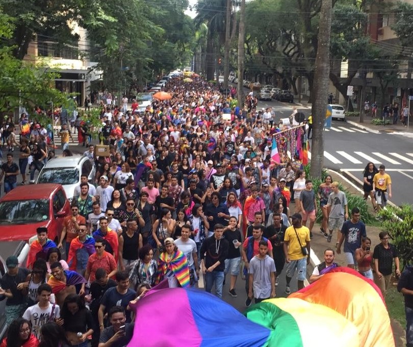 Com faixa “Fora, Bolsonaro”, Parada LGBT é realizada em Maringá