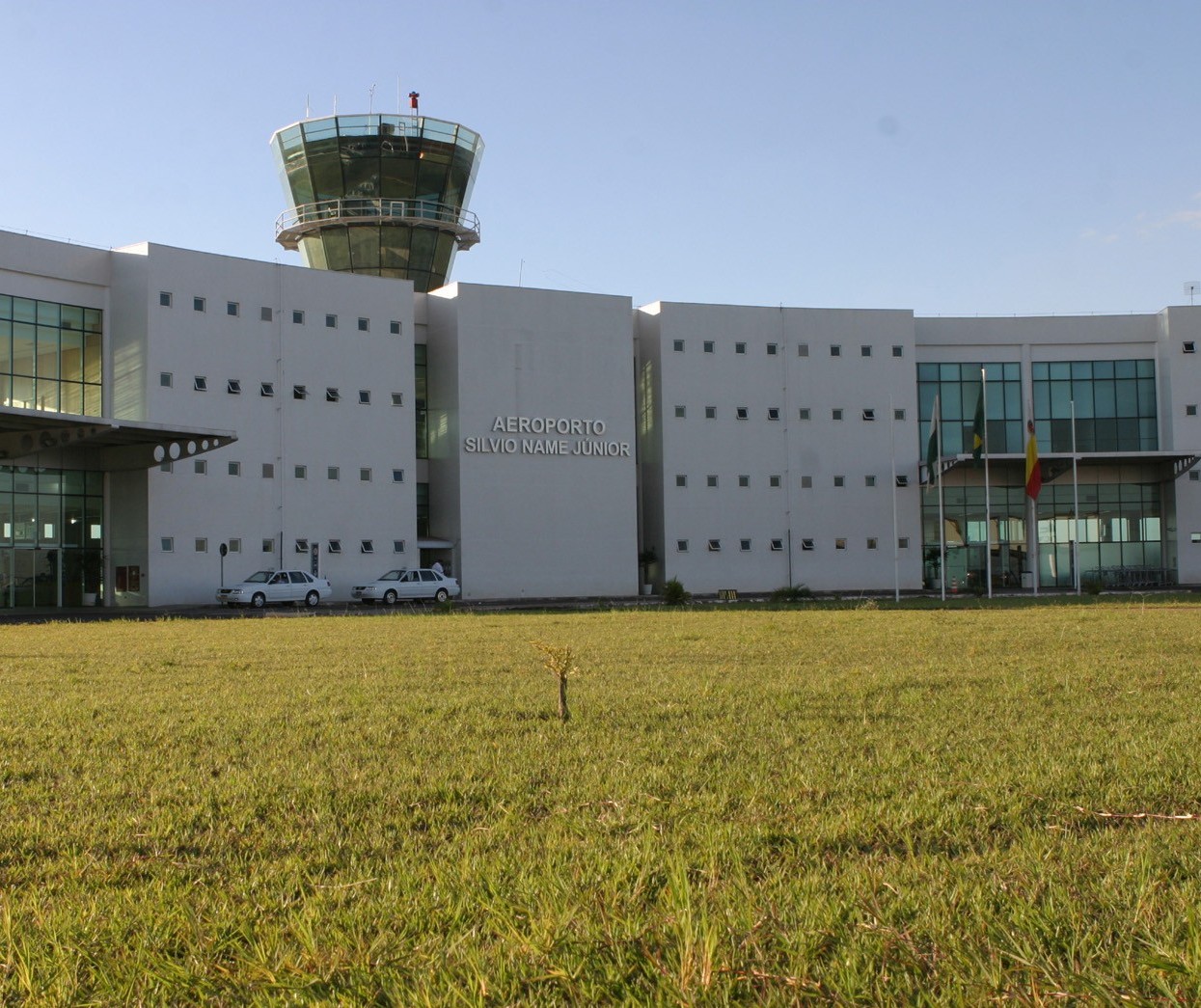 Aeroporto amanhece fechado e voo é deslocado