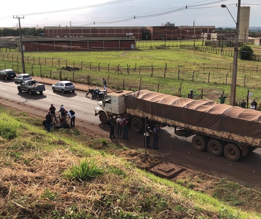 Ciclista fica ferido em acidente com motocicleta