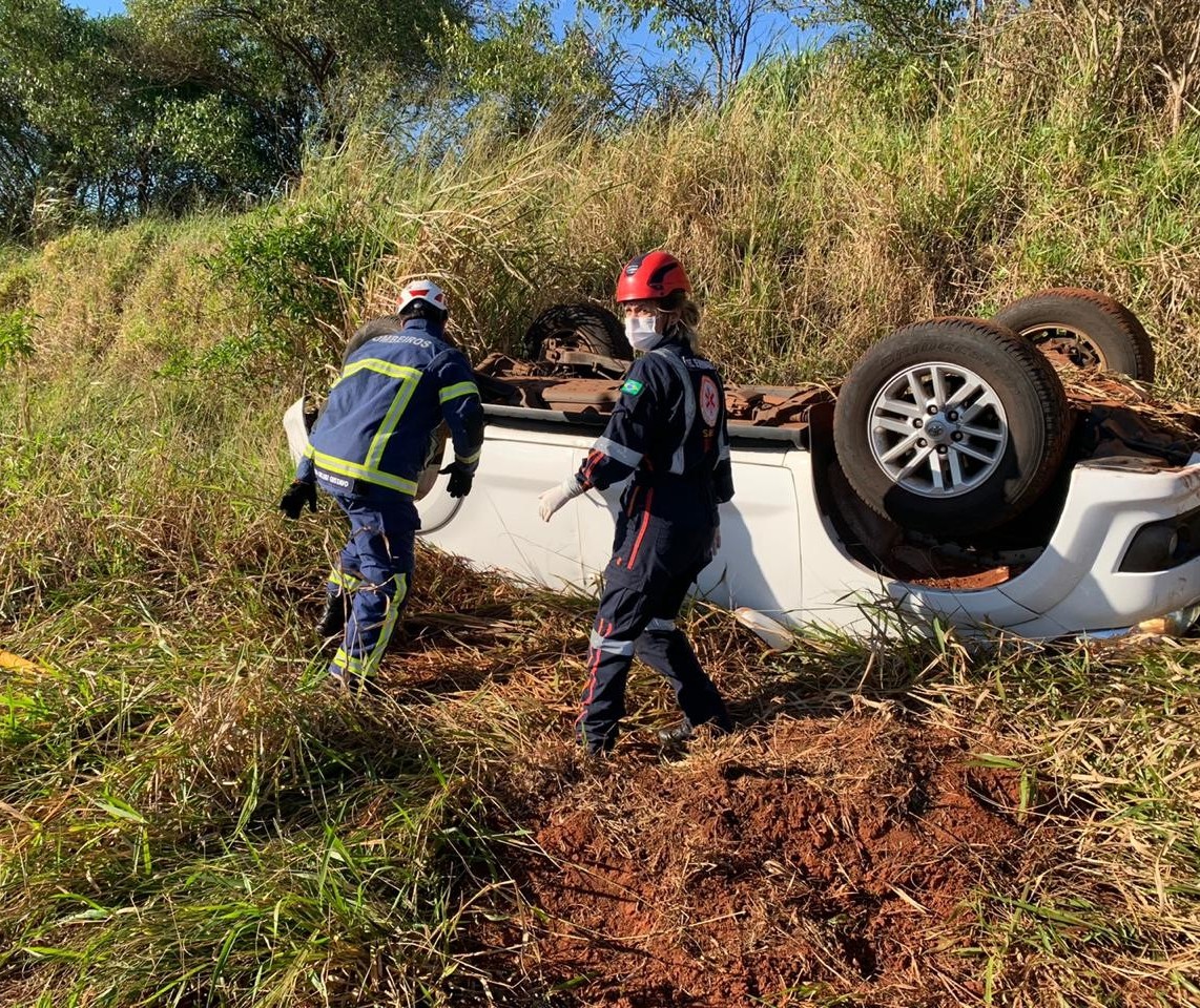 Capotamento na PR-542 mata uma pessoa e deixa outra gravemente ferida