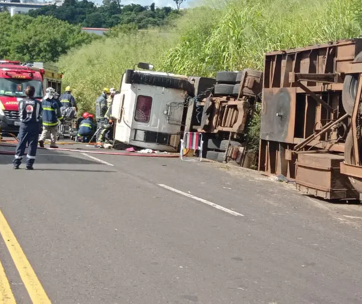 Motorista passa mal e tomba carreta no Contorno Sul de Maringá