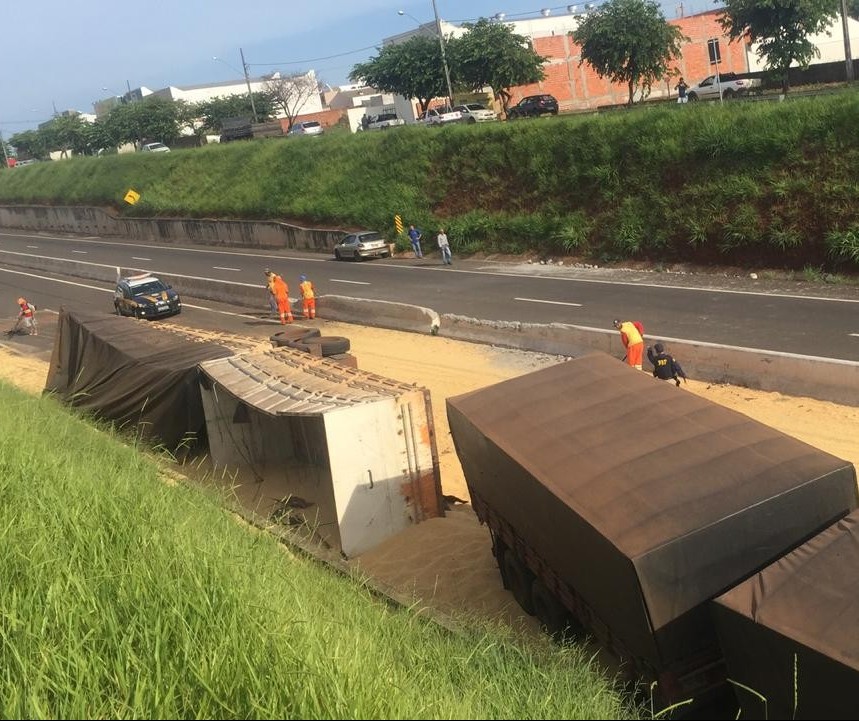 Não há previsão para retirada de caminhões envolvidos em acidente