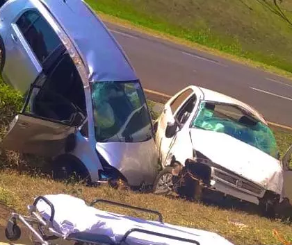 Carros caem na canaleta e três ficam feridos na BR-376, em Maringá