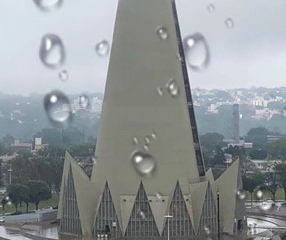 Domingo deve ser quente e abafado na cidade