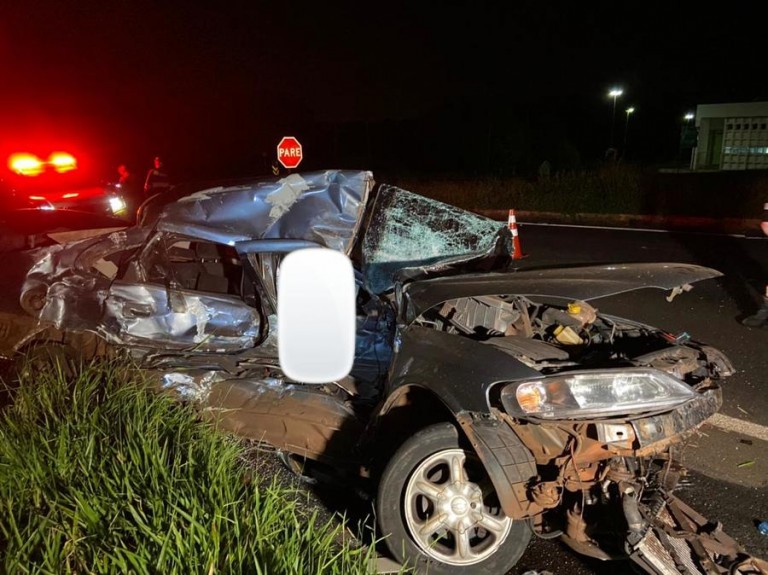 Motorista de 32 anos morre após colidir carro contra caminhão na PR-317