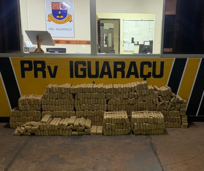 Polícia encontra 492 kg de maconha em carro abandonado na PR-317