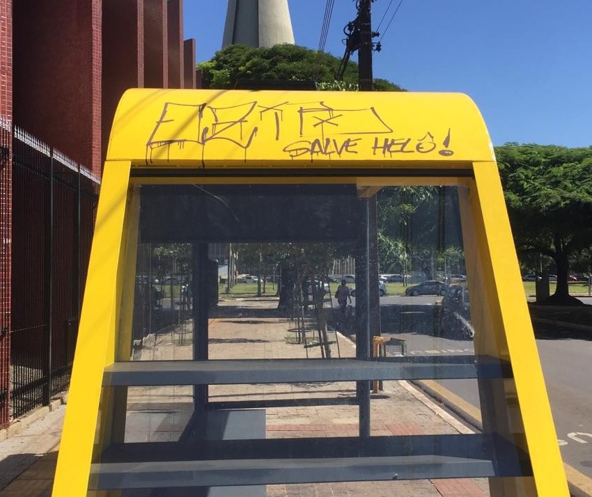 Pontos de ônibus recém-instalados estão sendo alvo de vândalos