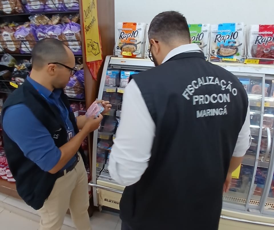 Procon flagra alimentos irregulares em vistoria em mercado