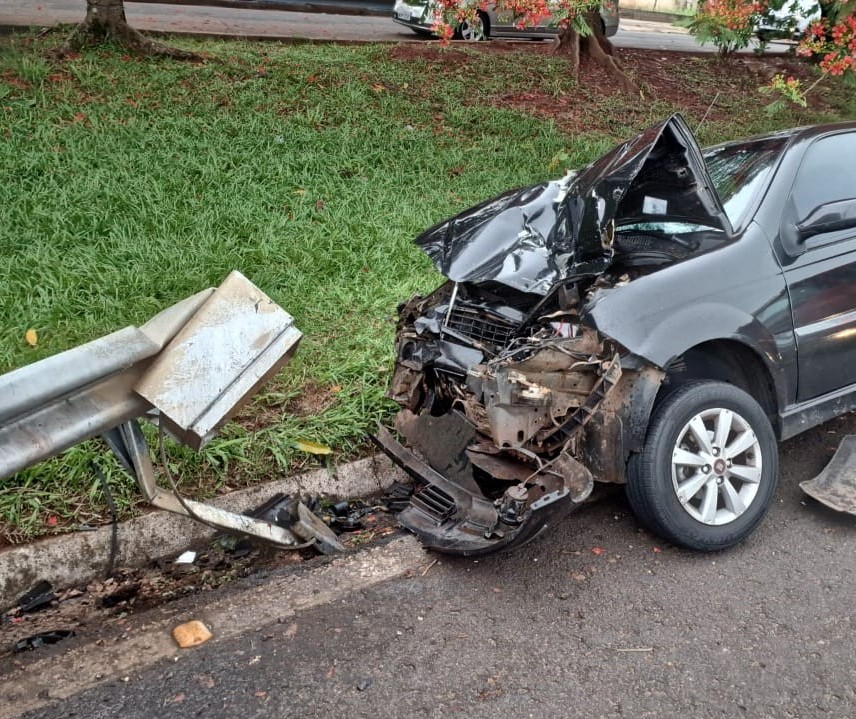 Motorista fica ferido após colidir carro contra barreira de proteção na rodovia