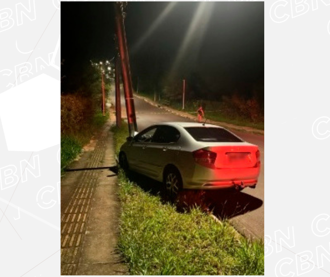 Carro bate em poste de energia e motorista morre em Umuarama