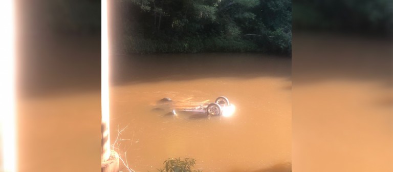 Motorista morre após carro bater em mureta e cair em rio