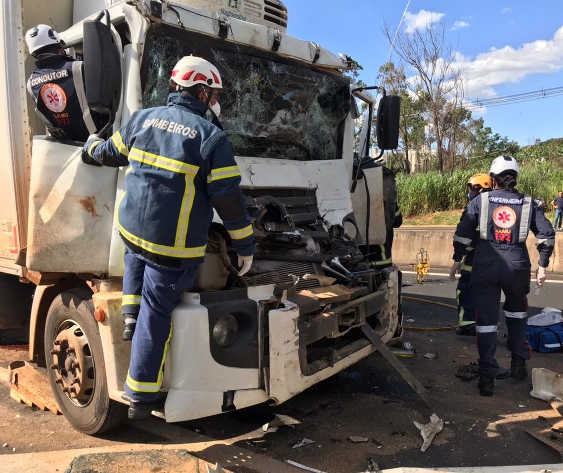 Motorista fica preso às ferragens em acidente na BR-376