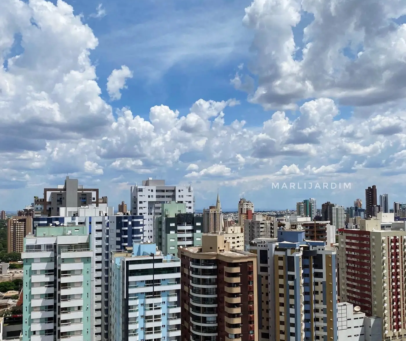 Tempo fica parcialmente nublado neste sábado (9) em Maringá, com máxima de 31°C