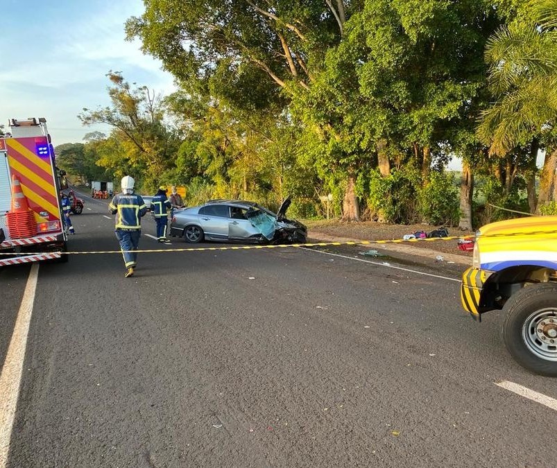 Carro capota após colisão na PR-317; 4 ficam feridos 