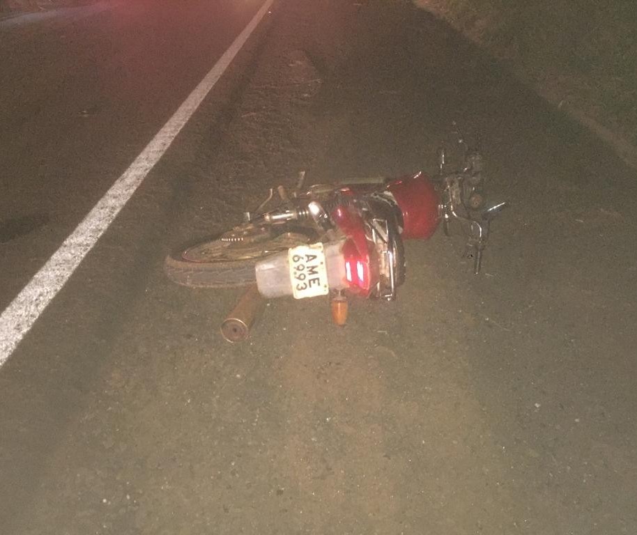 Motociclista morre ao bater em carro parado no acostamento na PR-323