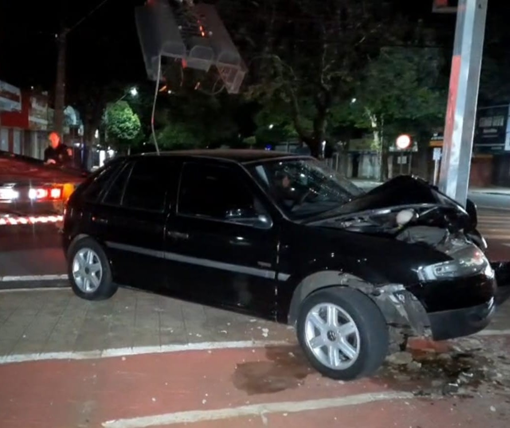 Carro bate contra semáforo da ‘Praça do Peladão’ e deixa trânsito lento