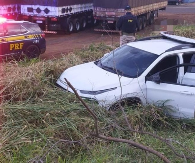 Motorista de caminhonete com 398 kg de maconha foge de abordagem da PRF