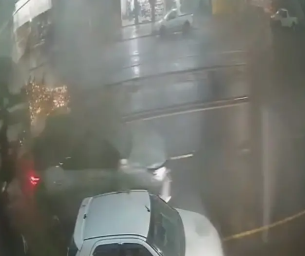 Câmera flagra árvore caindo sobre carro durante tempestade em avenida movimentada de Maringá