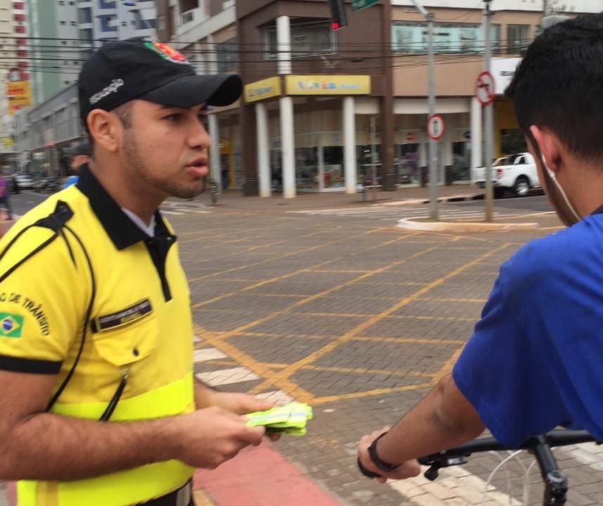 Semob distribui braçadeiras reflexivas e alerta sobre riscos