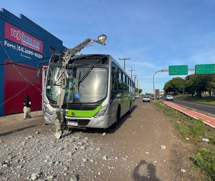 Ônibus metropolitano atinge poste que ficava no meio de avenida em Mandaguaçu 