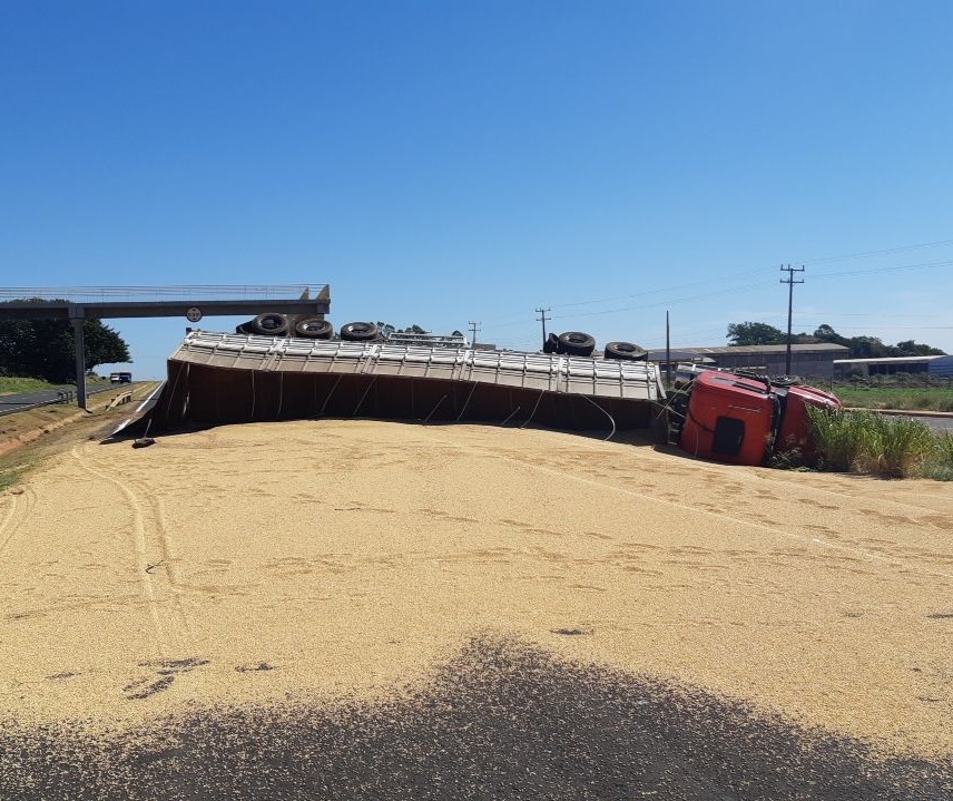 Carreta tomba e espalha soja pela rodovia em Paranavaí