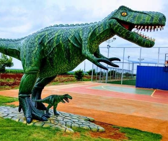 Escultor da região produz dinossauros gigantes no quintal de casa