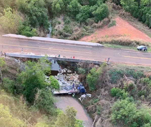 Caminhão despenca de ponte na região de Cianorte e motorista fica ferido