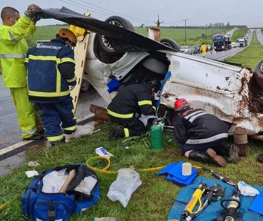 Mulher fica gravemente ferida em acidente na BR-376, em Nova Esperança