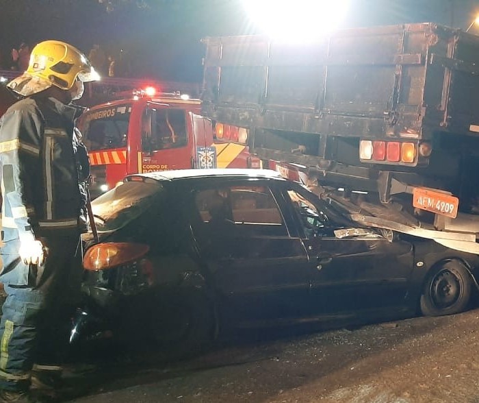 Acidente entre carro e dois caminhões mata uma pessoa no Contorno Norte, em Maringá