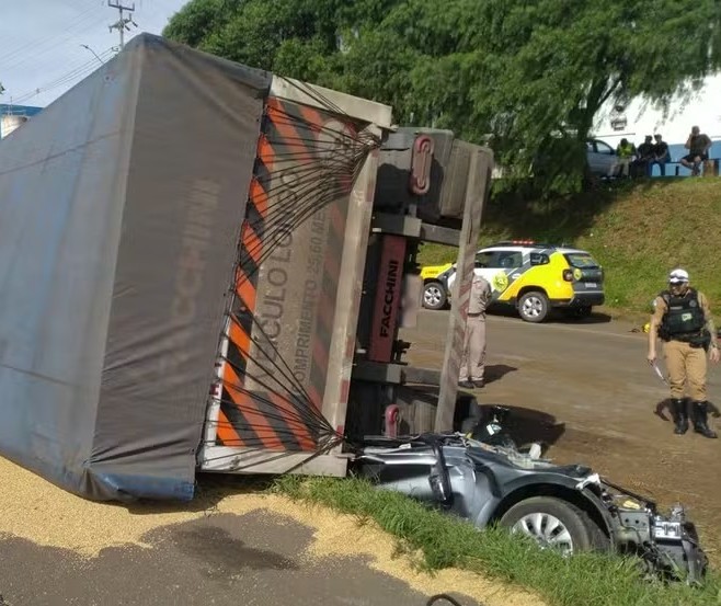 Veículo é esmagado por carreta em acidente na BR-277 em Guarapuava; três pessoas morrem