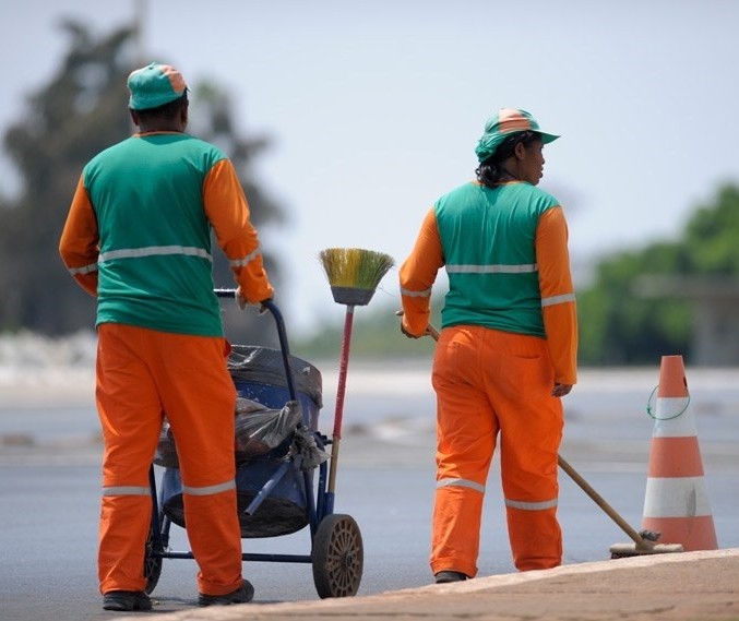 Construtora abre 60 vagas para varredor de rua