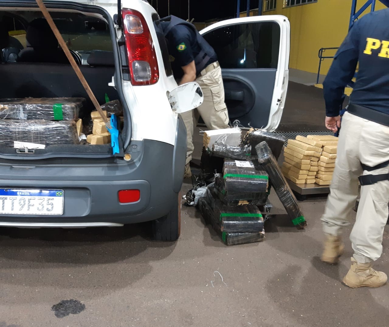 Motorista com CNH falsificada é preso com 281 Kg de maconha