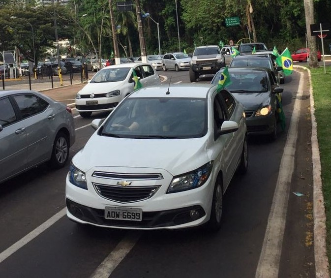 Apoiadores fazem carreata pró-Bolsonaro em Maringá