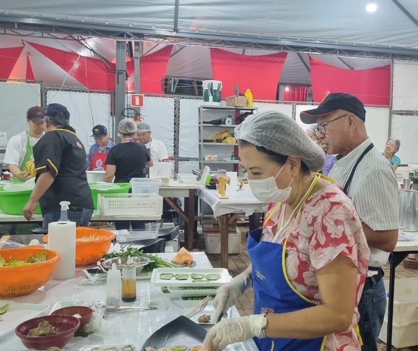 Festival faz sucesso com receitas das “batchans” e adaptações ao paladar 