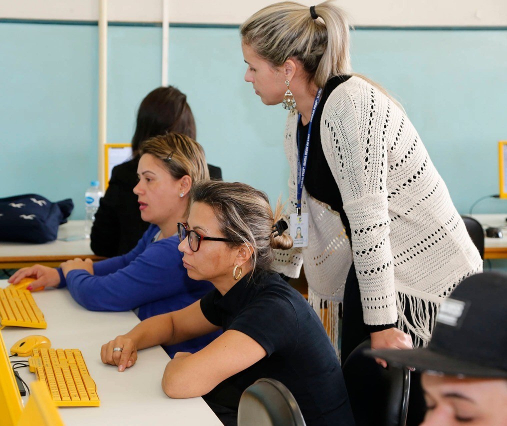 Quase 20 escolas da região de Maringá ofertam exames da EJA online